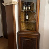 Angoliera in legno con tappezzeria