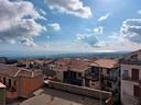 deliziosa-mansarda-arredata-terrazzo-vista-mare