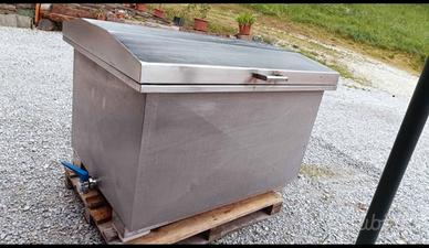 Cassone in acciaio inox come nuovo. 
