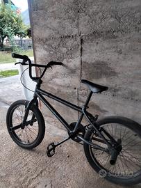 bicicletta BMX 