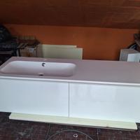 Mobile da bagno sospeso con lavabo