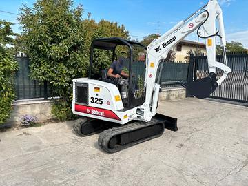 E152 Escavatore 25Q Bobcat 325