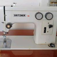 Mobiletto in legno e macchina da cucire Gritzser