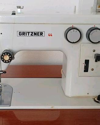 Mobiletto in legno e macchina da cucire Gritzser