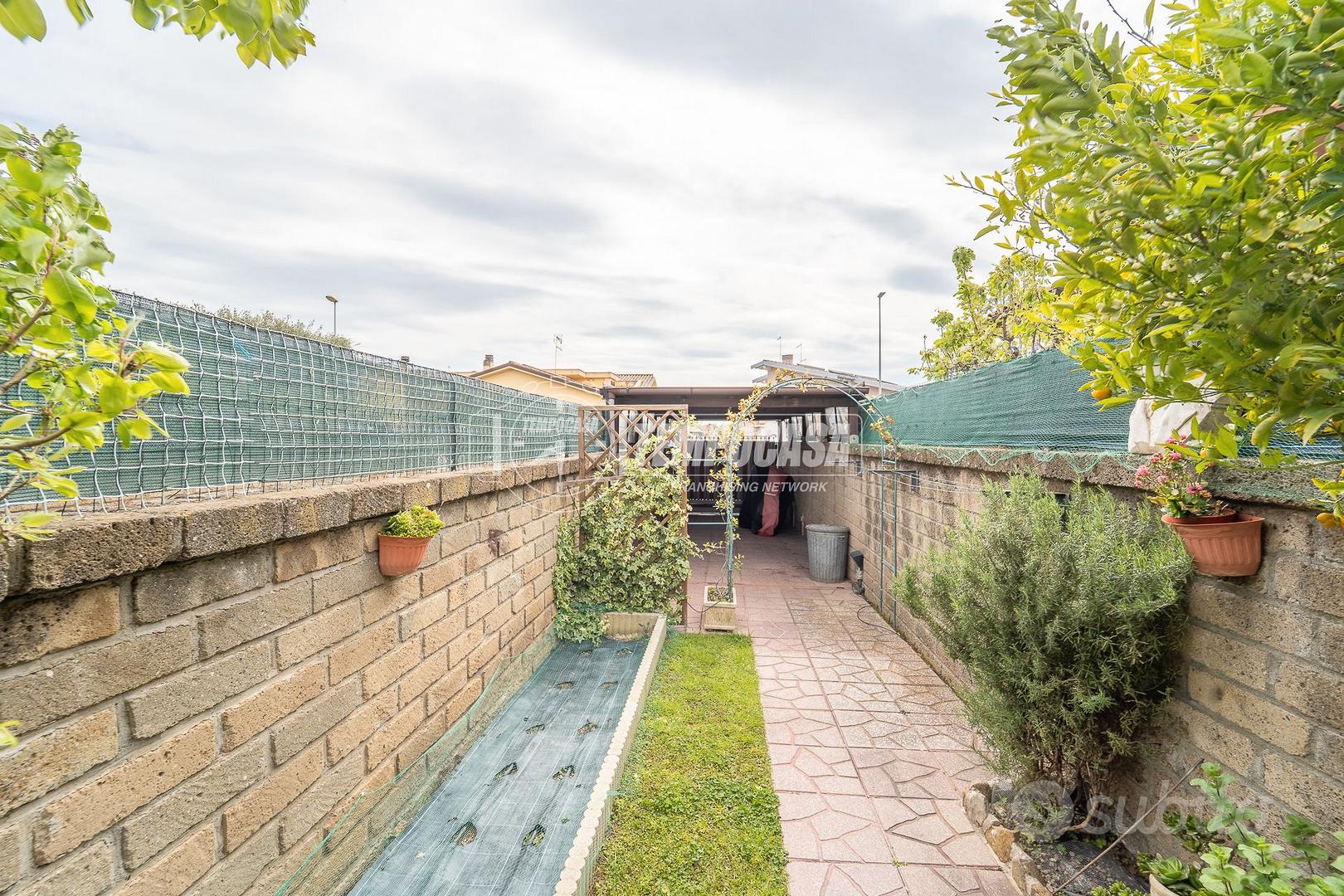 VILLA SU DUE LIVELLI CON GIARDINO E DOPPIO POSTO A - Vista 3