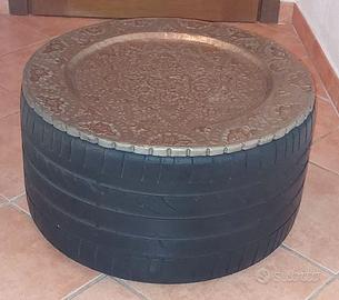 Tavolino sala (pneumatico e vassoio cesellato).