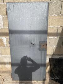 Porta in ferro con telaio