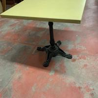 Tavolo con base in ferro