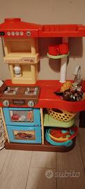 Cucina con accessori 