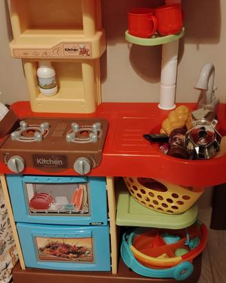 Cucina con accessori 