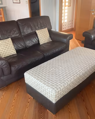 divano e poltrona con pouff e panchetta