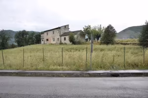 Rustico / Casale di 215 m² con più di 5 locali a E