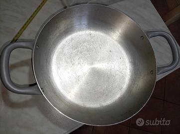 Tegame in alluminio e pirofile in vetro Pyrex