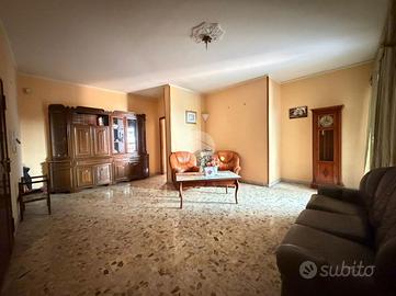 4 LOCALI A NAPOLI