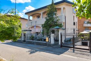 Appartamento in villa con giardino e taverna