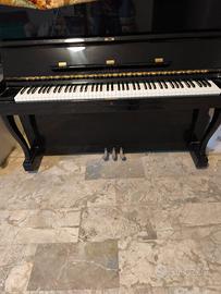 pianoforte verticale nero