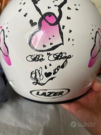 Casco  nuovo con cuori rosa