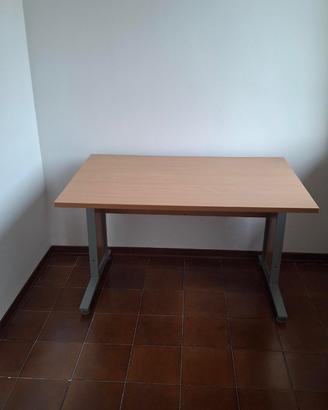 Scrivania in legno chiaro