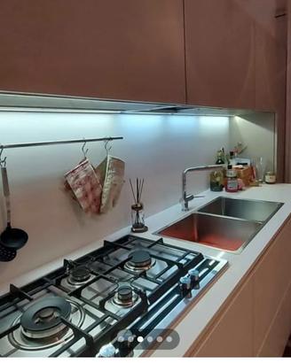 Piano cucina e schienale in corian