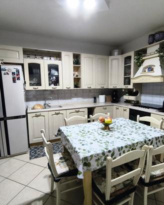  cucina angolare LEGNO MASSELLO +tavolo e 6 sedie