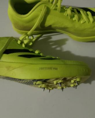 scarpe chiodate per pista atletica 