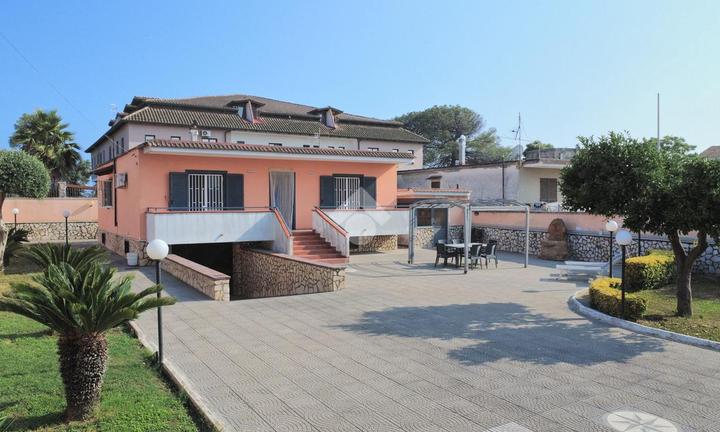 VILLA SINGOLA A GIUGLIANO IN CAMPANIA