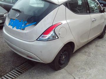 pezzi di ricambio in seguito ad auto danneggiata