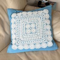Cuscino con inserto all’uncinetto
