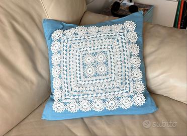 Cuscino con inserto all’uncinetto