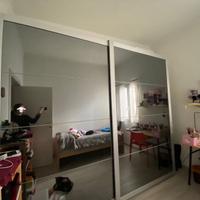 Armadio con ante scorrevoli a vetro