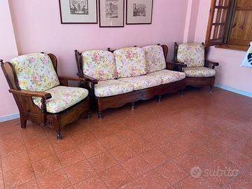 Divano e due poltrone in legno vintage