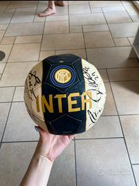 Pallone  inter firmata dai giocatori