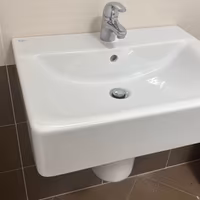 Lavandino con rubinetto