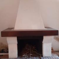 Camino ventilato in legno e tufo