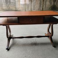 Tavolino in legno con rotelle 