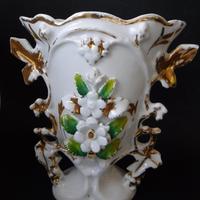 Vaso in ceramica dipinta con fiori a rilievo