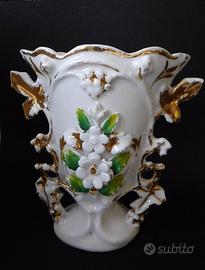 Vaso in ceramica dipinta con fiori a rilievo