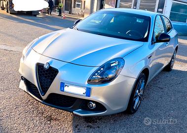 Alfa Giulietta pari al nuovo.