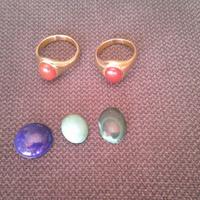 Anelli in acciaio color oro e cabochon di pietre