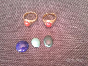 Anelli in acciaio color oro e cabochon di pietre