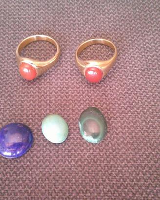 Anelli in acciaio color oro e cabochon di pietre