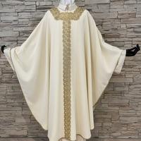 Casula bianca con passamaneria dorata B6