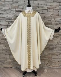 Casula bianca con passamaneria dorata B6