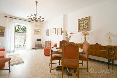 Ampio quadrivano con cortile terrazzato