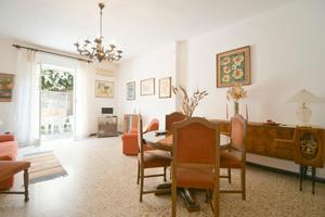 Ampio quadrivano con cortile terrazzato