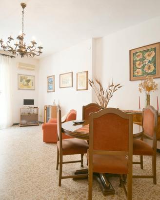 Ampio quadrivano con cortile terrazzato