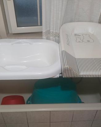 Fasciatoio e vaschetta sopra vasca