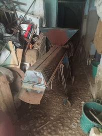 Smaltatrice per mandorle a motore