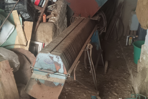 Smaltatrice per mandorle a motore