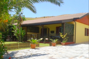 Calabria Villino con giardino due passi dal mare